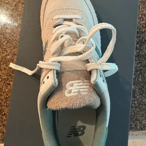 New Balance Unisex 574 Green and Cream Sneakers - Picture 4 of 7